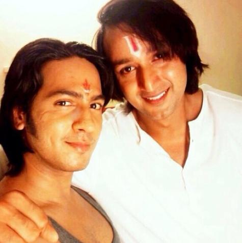 SRJ_ID's tweet photo. Happy Friendship @saurabhraajjain  with @DRITARASHTRA  :) keep longlast friendship dear ^_^ http://t.co/2cXI7R6pZ2