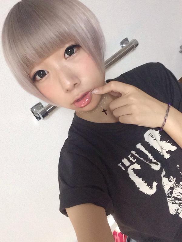 古正寺恵巳 青髪とお別れしました N 見慣れた金髪みたいな色へ戻った N いつもお世話になってるスピカさんです N Spica Hairmake Http T Co Sodyyjexvl Twitter