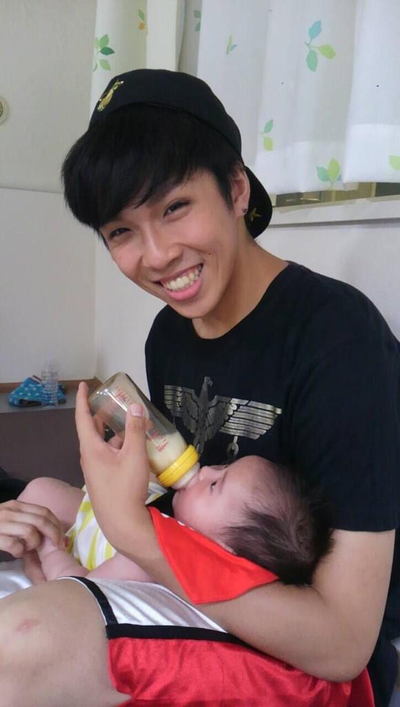 今日はリハに先生のお子さんが遊びに来てた！
先生が振り入れする間ミルクを飲ませてたんだけど。。。

激かわ(๑′ᴗ‵๑)Ｉ Lᵒᵛᵉᵧₒᵤ♥