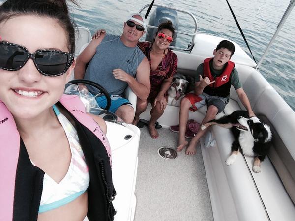 sydneymcope's tweet image. Family time on the lake!! #rayroberts #boating #family 🚣🚣😊😊