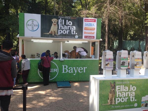 RoVazquezL's tweet photo. Los de Bayer están dando consultas gratis en el Parque México http://t.co/17IcBVcmcb