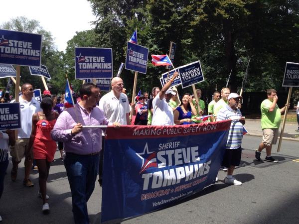 #TeanTolman is heading down Tremont St with @wutrain and @stevenwtompkins! #mapoli #maag #puertoricanparade