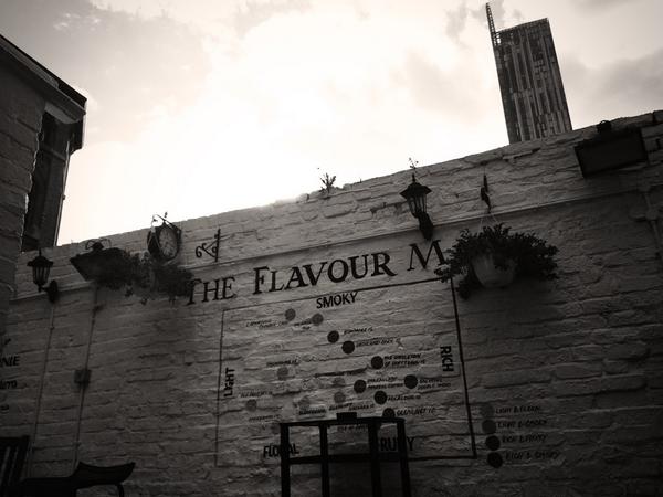 geraldojones's tweet image. Can anyone name this pub in Mcr city centre I&apos;m sat in ? #sundaypubquiz