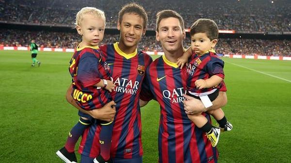 lisfiatin_'s tweet photo. @neymarjr @messi10stats with son ❤ http://t.co/coFPddnl1I
