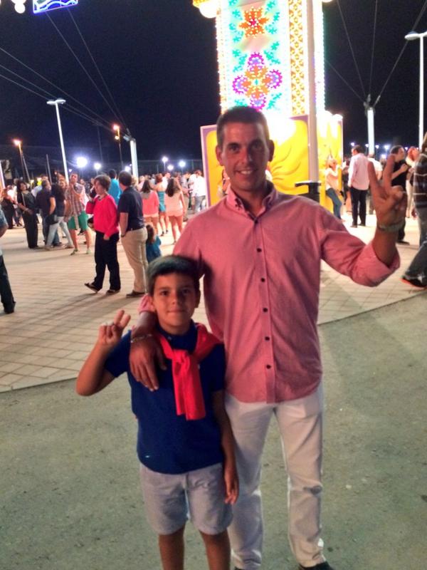 kukyjj's tweet photo. Buena noche de colonbinas con el mejor del mundo y luego feria mazagon completito http://t.co/CvEsCcrZVE
