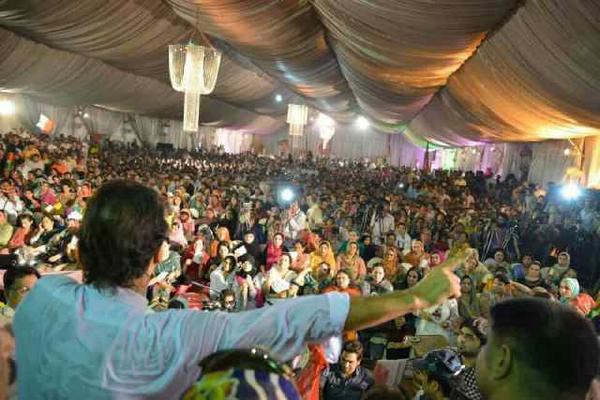 ImranKhanPTI's tweet photo. Electrifying passion of the Workers' Convention. R ppl all ready for Azadi March on 14 August. http://t.co/k8BERz08Oy