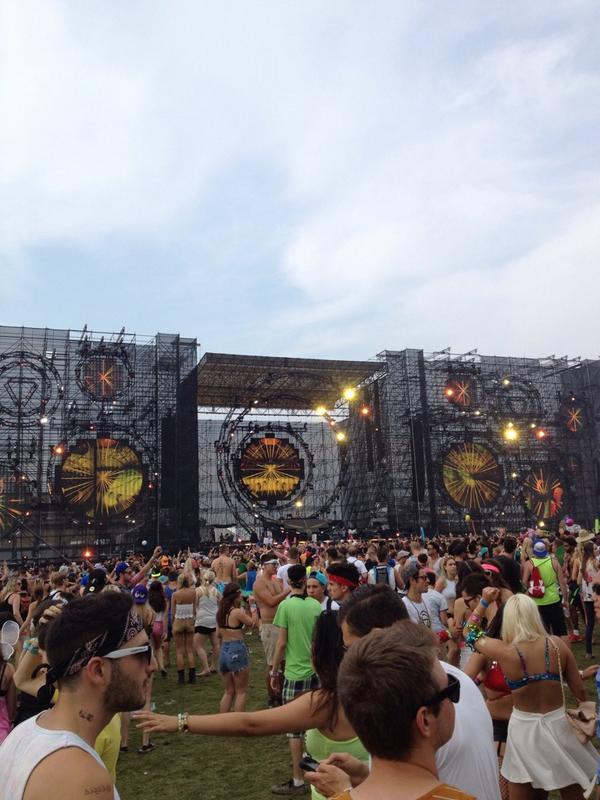 atrevitt's tweet photo. Wishing @DanBilzerian and his boy @steveaoki were here @ #VELD2014 http://t.co/UORcMDOdVS