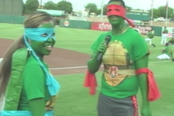 litethelampe's tweet photo. @shilodunlap "@BleacherReport: man proposed in full costume as MiLB team hosted “TMNT” night. http://t.co/bfBcxxGDOg http://t.co/8uMmDrzjK6”