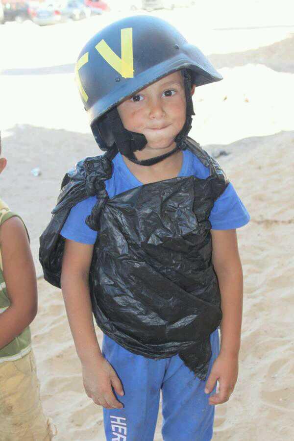 arde_republica's tweet photo. La foto de un niño palestino disfrazado de periodista "para no ser asesinado", conmueve las redes sociales. http://t.co/wanQJnxzDb