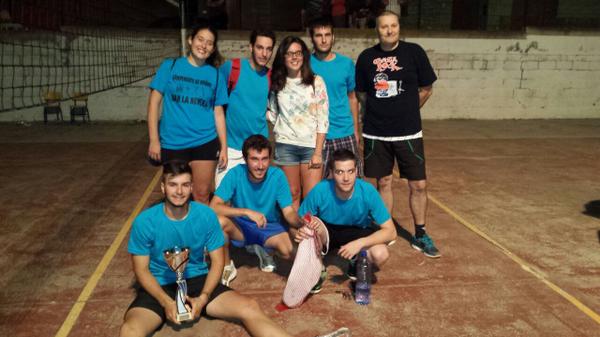 Mateolacueva's tweet photo. Campeones de las 24h de voley jajajaja grande esquipo!! http://t.co/qyGIeWV4IJ