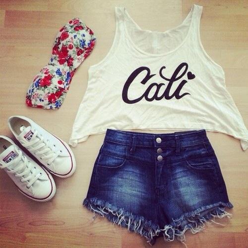 Bol kesim bluz altına dar kısa kot şortlar... Hem rahat hem oldukça şık 👍👌