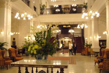 FindingLimo1's tweet image. Raffles Hotel qoo.ly/3gfhu 

Sipping a Singapore Sling cocktail in the wicker and palm ambiance of Raffle