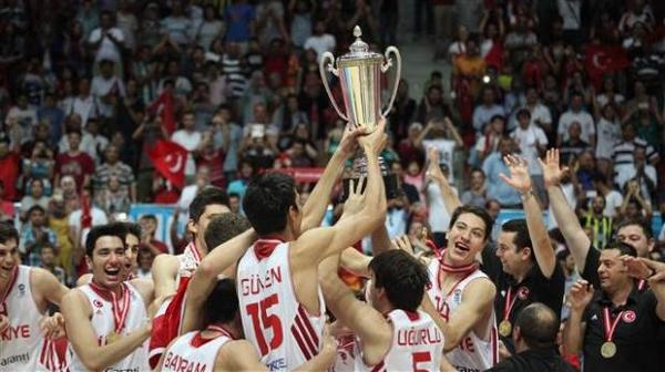 Hurriyet's tweet image. #Türkiye basketbolda tarih yazdı bit.ly/1udO1wG