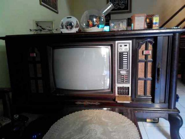 Suka brg fintage ? Fs tv 25'. Kayu jati. Full color. Bisa hubungin ke <a href="/daeminkyun/">Winda Pratiwi</a> .tx :D cc @GaleriUKMBdg <a href="/infobdg/">BANDUNG ᮘᮔ᮪ᮓᮥᮀ</a>