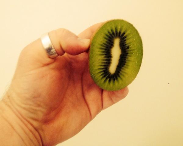 edosantoni's tweet photo. Selfies with fruit...far more interesting methinks...#fruit #selfie #kiwifruit http://t.co/TrliVLSTCo