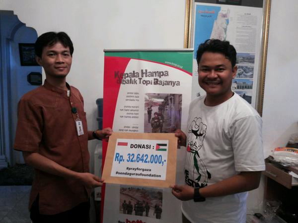 anggiujang's tweet photo. @InfoKNRP Serah Terima
#SaveGaza #sendaguraufoundation #latepost http://t.co/A4vWVNFI4R