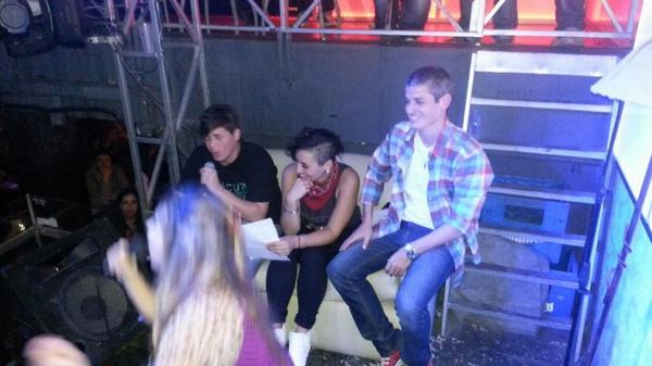KaraokeCba's tweet photo. Jurado de lujo! @gonzabelart @sofigaliok @RamiroButeler #karaokefest @mariamariacba http://t.co/lyYz6k4BI9