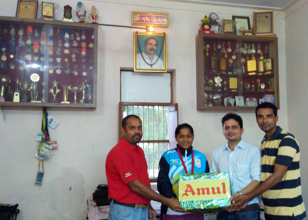 Anand: Gujarat: Congratulating @lajjagauswami, Bronze medal winner, shooting #CWG2014 #Glasgow