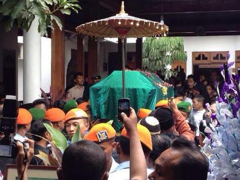 Jenazah Mamiek Prakoso diberangkatkan ke pemakaman dan siap disemayamkan di Ngawi kplg.co/yO1a