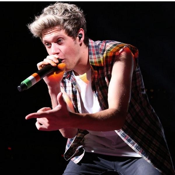 Direction115One's tweet image. Niall on stage