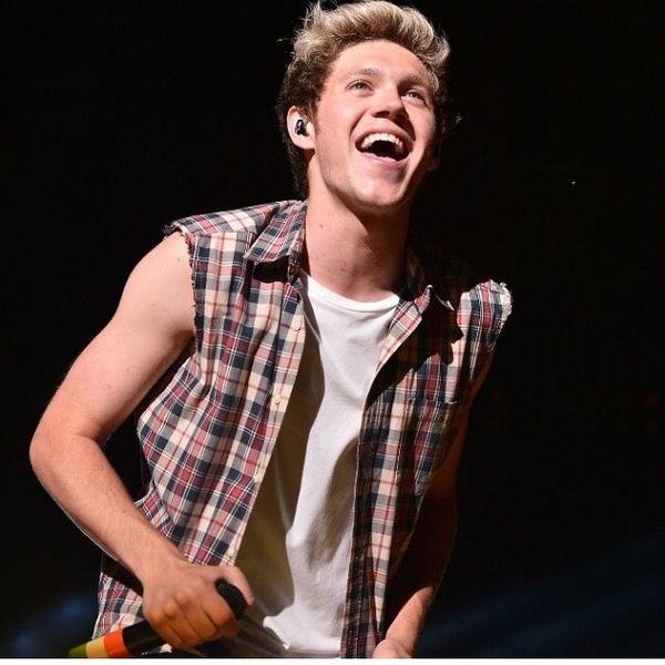 Direction115One's tweet image. Niall on stage