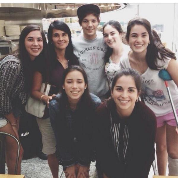 Direction115One's tweet image. Louis with fans in NYC