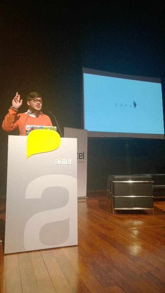 AntelDeTodos's tweet photo. Recibimos a @danielcarranza, quien nos cuenta sobre Aplicaciones Cívicas
@DATAuy #avanza2014cisl http://t.co/8cqi1FOfQk