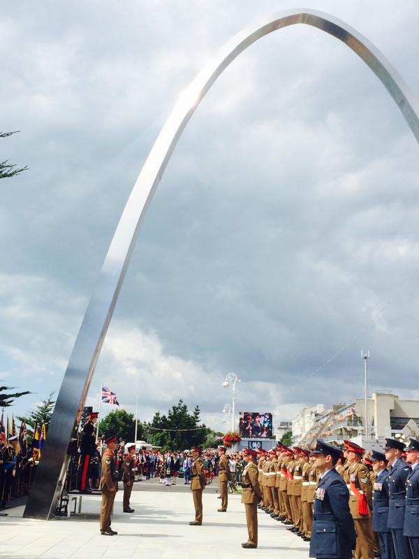 DefenceHQ's tweet photo. Prince Harry starts dedication of #StepShort memorial arch #WW1Aug4 http://t.co/HSAHac1VFr