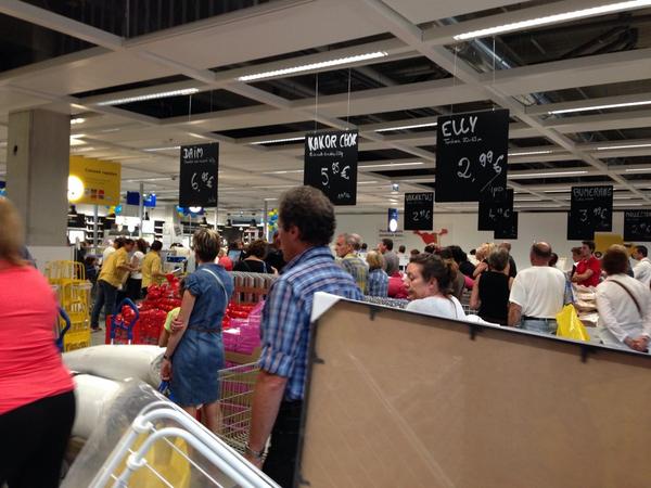 Légèrement de monde à la pré-ouverture #Ikea #Clermont !
