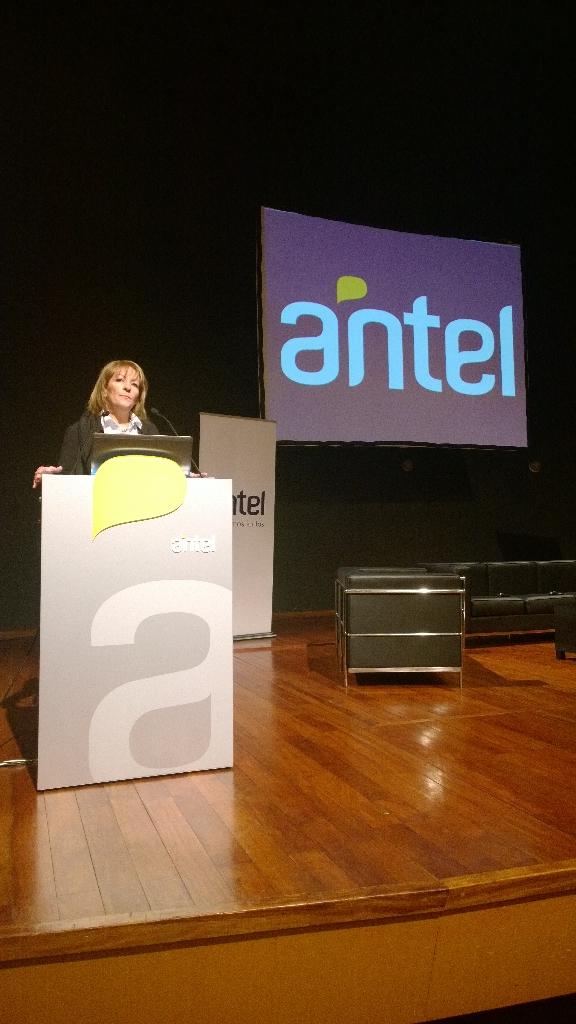AntelDeTodos's tweet photo. @CosseCarolina nos da la bienvenida a #avanza2014cisl en nombre de antel http://t.co/hF1Tfyo7dD