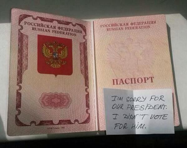 Американский таможенник вложил россиянке в паспорт записку «Извините за нашего президента…»
