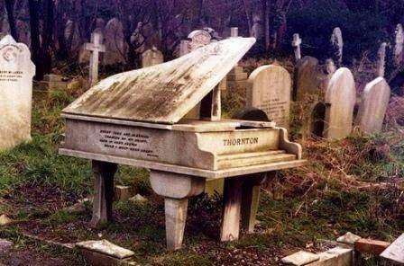 La musica – la senti?

foto: #HighgateCemetry, Londra, monumento funebre del musicista H.Thornton (1883-1918).