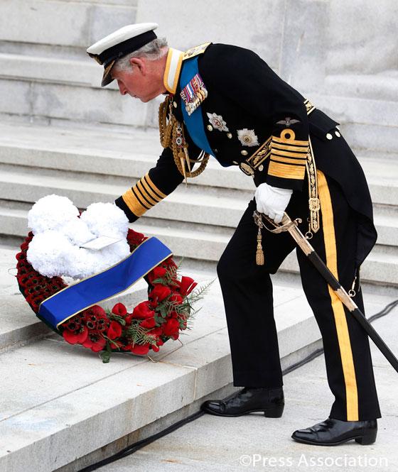 ClarenceHouse's tweet photo. The Prince of Wales lays a wreath in memory of those who gave their lives during #WW1 #LestWeForget http://t.co/F6b3H1p5Bw