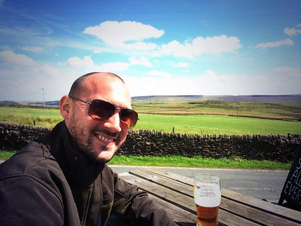 thebeardband's tweet photo. Cheeky #pitstop @BlackLaneEnd #colne #skipton #yorkshire with @dkrobbo @TimothyTaylors #goldenbest #fields http://t.co/oYexINwoac