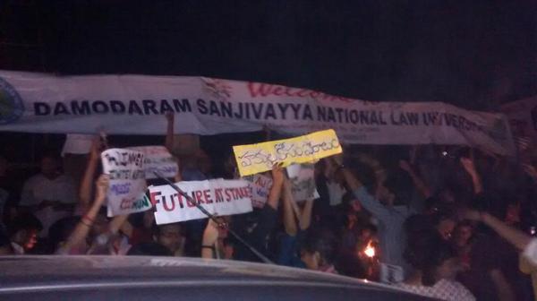 iamdsNLU's tweet photo. DSNLU students just reached Victory at sea at RK Beach! #savedsnlu #vizag http://t.co/viwHuttWCL