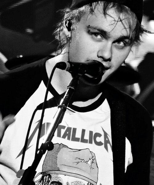 clifford4eva's tweet photo. Snapback+sweat=pure sexiness
@5SOS @clifford4eva http://t.co/gXEWIIsSRy