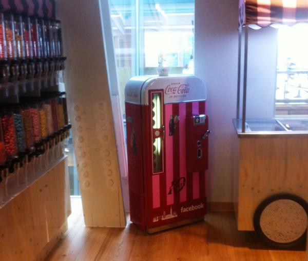 GamesRoomCo's tweet image. Hi @facebook. How are you finding your bespoke #CocaCola Vendo 81 Machine? #FacebookUK #OfficeRefreshments