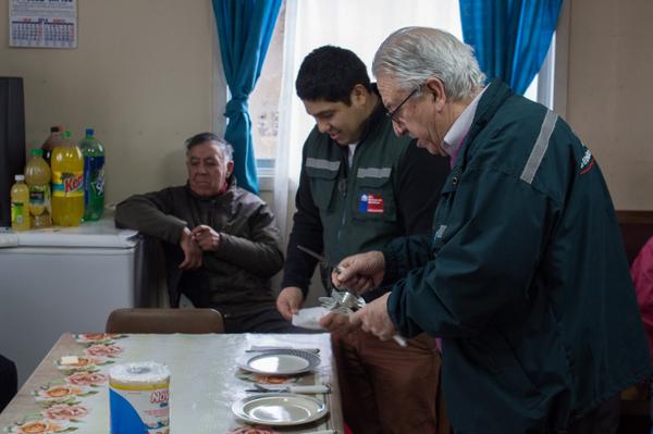 Funcionarios SAG celebran aniversario 47 del servicio junto a adultos mayores de El Blanco. #AniversarioSAG