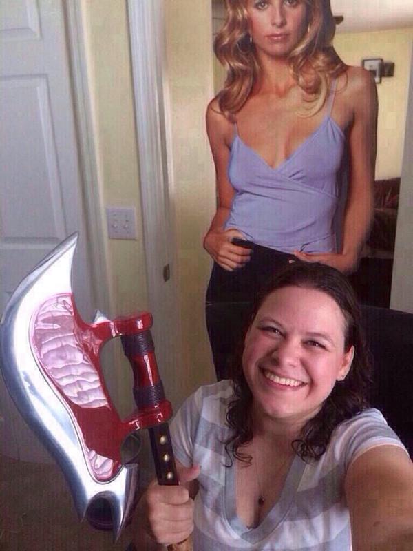 KellieFoster's tweet photo. @RealSMG Please see this because it's as close to a selfie w/ u as I'll ever get.π #Buffy #BtVS #potentialslayer http://t.co/0NHOdz6h0D