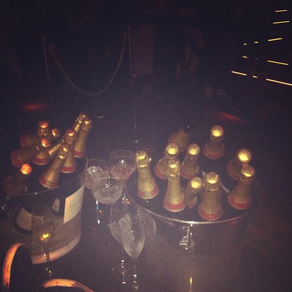 Discotheek Carré blijft toch de Nummer 1 in België ! <a href="/CarreWillebroek/">Carré</a> #vip #champagne #champagnecelebrations #parade