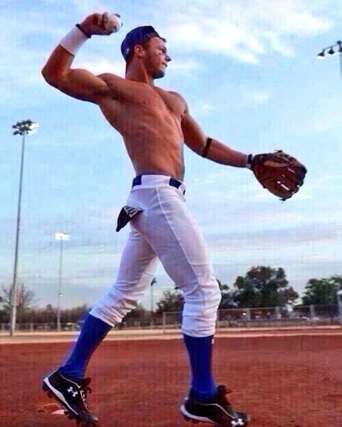 TheBsblr's tweet photo. It's funny how girls see this and say "OMG BASEBALL PLAYERS 😍"  when..
1. Stepping with wrong foot
2. Rubber cleats http://t.co/h4FggI82FM
