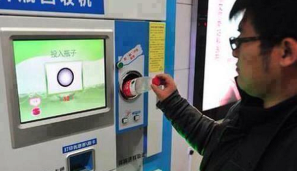 ThisIsRYOT's tweet photo. Beijing subways now accept trash as payment: http://t.co/8ROaX3HhDp http://t.co/gq9RZfWj3F