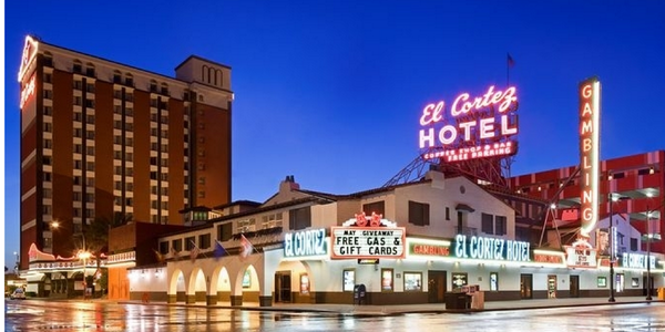 usatodaytravel's tweet photo. Skip the Vegas Strip and spend a night downtown with our travel tips: http://t.co/5SadM2Ktls via @ExpLasVegas http://t.co/KSnLCVc4KF