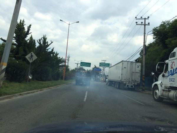 pamaed's tweet photo. Pasa frente retén en 
#Edomex y #DF en Ceylán y nadie le dice nada RT @retioDF @retioMEX @YoSiCirculo #HoyNoCircula http://t.co/Kq9m1mXRrA