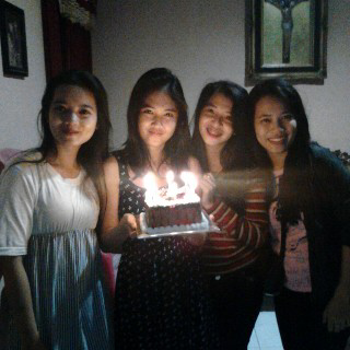 viviratu1's tweet photo. Telimakacih @Yukhiramadhani @DesyMangera @PritaaAruan . Puji Tuhan usia ku ditambahkan lagi setahun :* http://t.co/4galTRaNgv