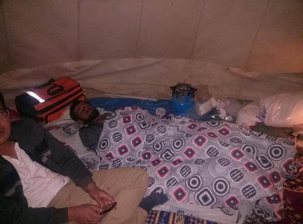 AFAD_Tunceli's tweet photo. Hengirvan yaylasında hastaya helikopter gelmemesi üzerine AFAD ve 112personeli zorlu koşullarla hastaneye yetiştirdi. http://t.co/kqHQGzT4X4