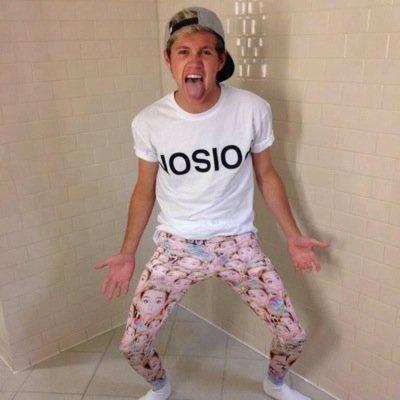 1dferever_'s tweet photo. -liam cambio su icon y bio
-su nombre es "Mrs Horan"
-niall con pantalones de miley

y recien es lunes #BeAFanDay http://t.co/CVLklvpxOK