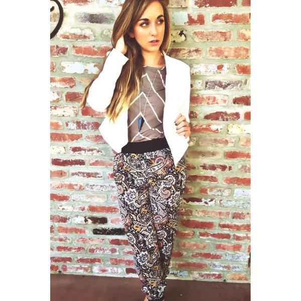 TheAlleyOnMain's tweet photo. Shop your fall fashion at the alley with our brand new styles! #fallfashion #shop #boerne #texas 🍂🍁 http://t.co/xJntoC4Uzg