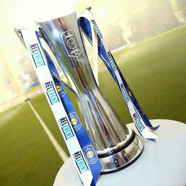 SiaranBolaLive's tweet photo. Selamat Manchester United Juara #ICC2014. Trophy pertama LvG di MU http://t.co/UzYG8YkFRi