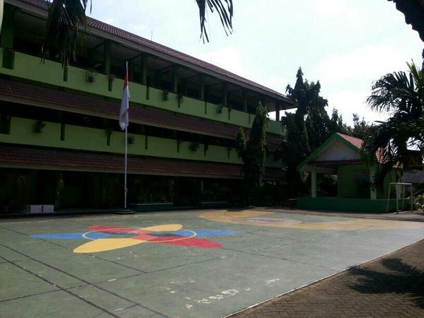 koranpelajar_'s tweet photo. Lapangan tengah SMA N 58 Jkt @sman58jkt juga luas 😃 http://t.co/02sKW16lRS